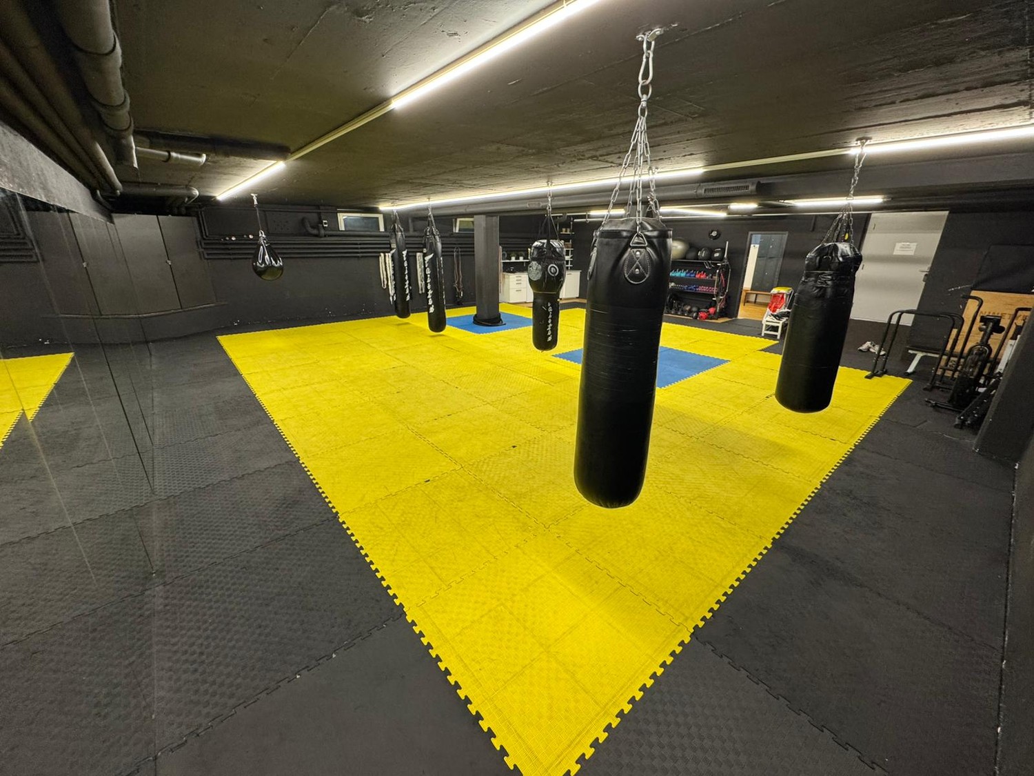 140m² commercial