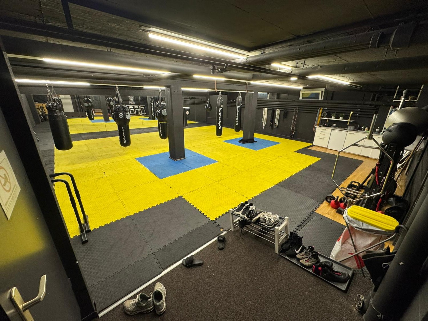 140m² commercial