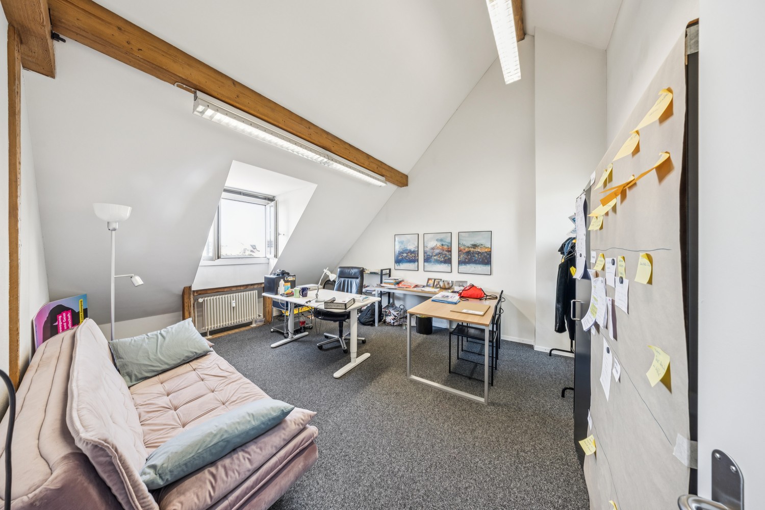 606m² office