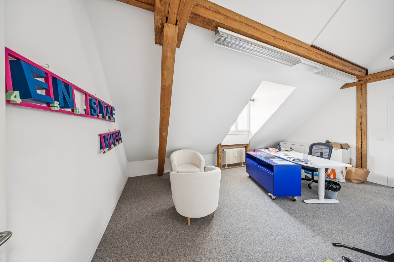 606m² office