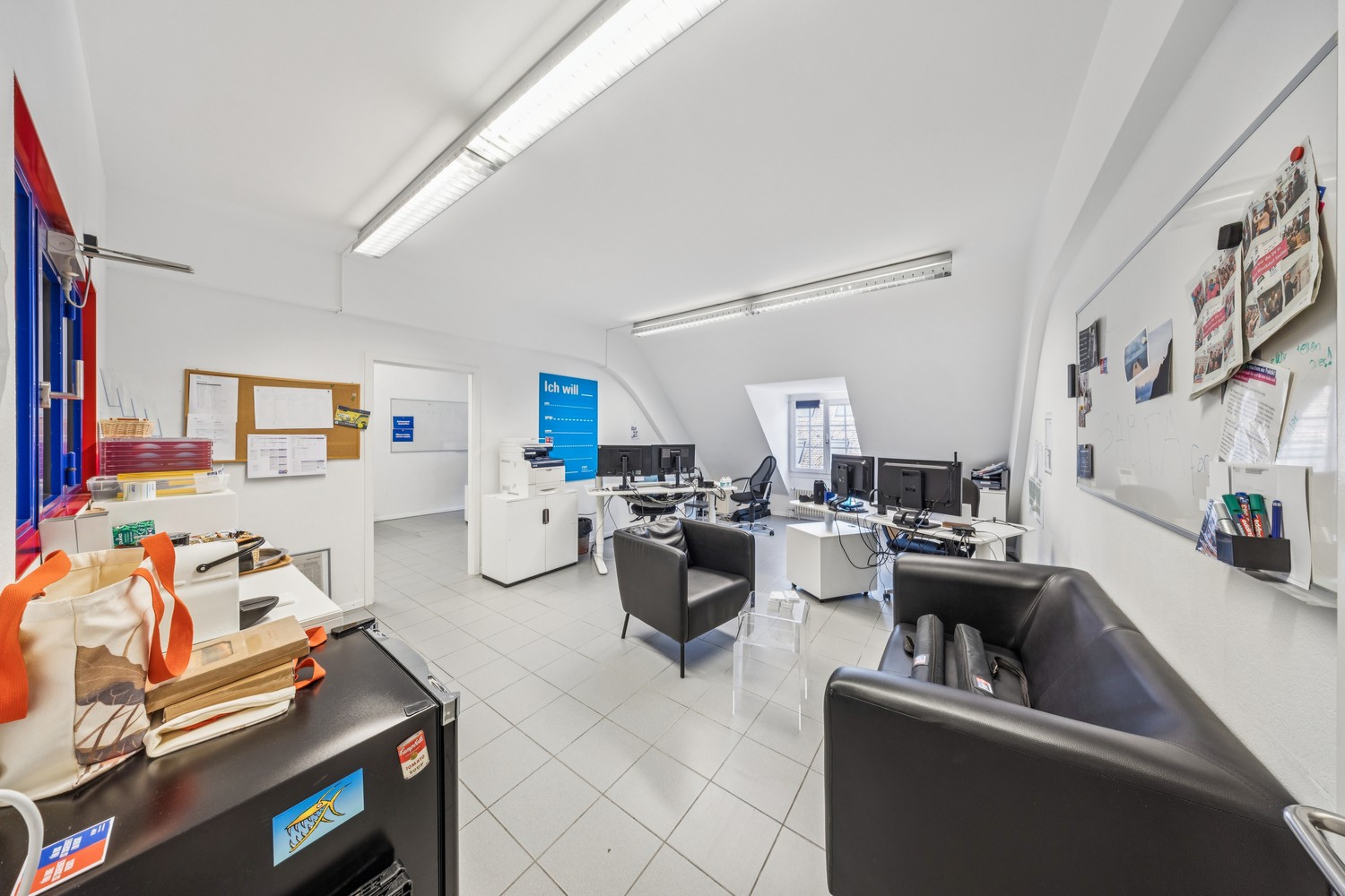 606m² office