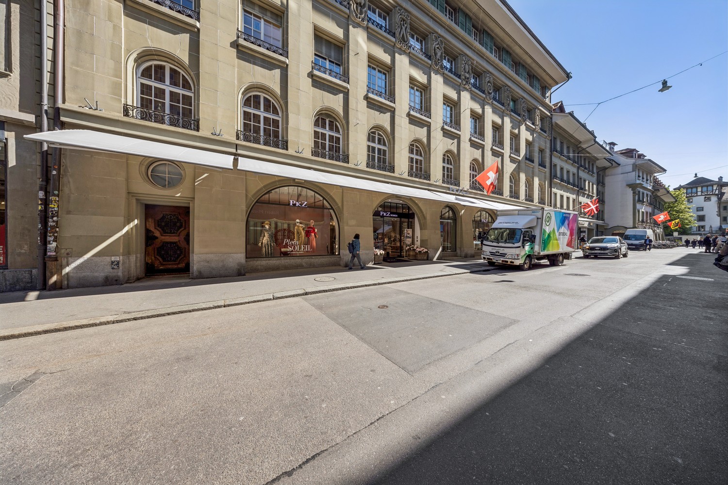 606m² office