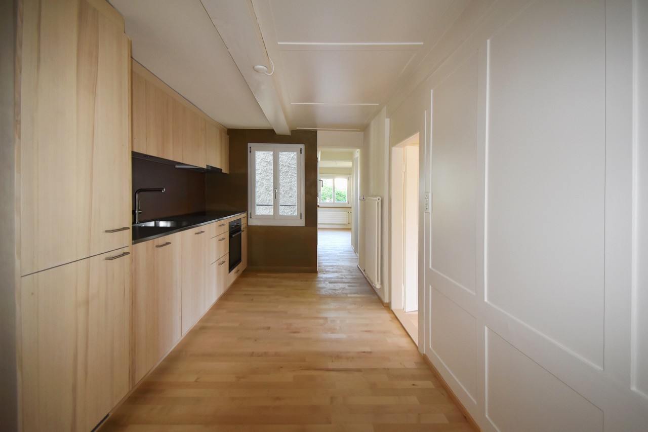 Appartement de 3 pièces

Vieille maison, rénovée écologiquement en 2026, cage d'escalier étroite et raide