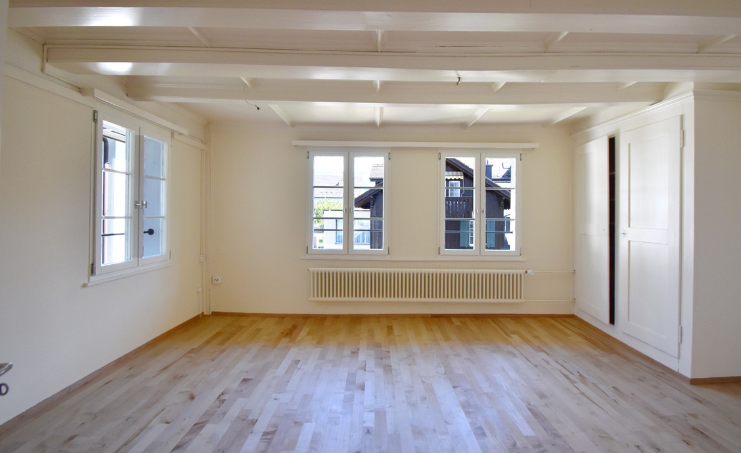Appartement de 3 pièces

Vieille maison, rénovée écologiquement en 2026, cage d'escalier étroite et raide