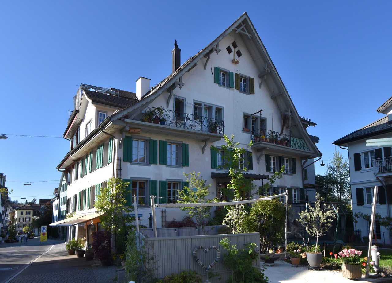 Appartement de 3 pièces

Vieille maison, rénovée écologiquement en 2026, cage d'escalier étroite et raide