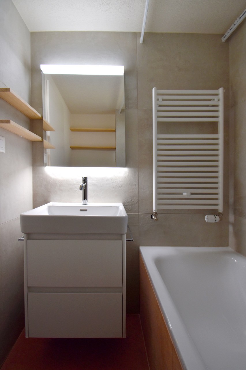 Appartement de 3 pièces

Vieille maison, rénovée écologiquement en 2026, cage d'escalier étroite et raide