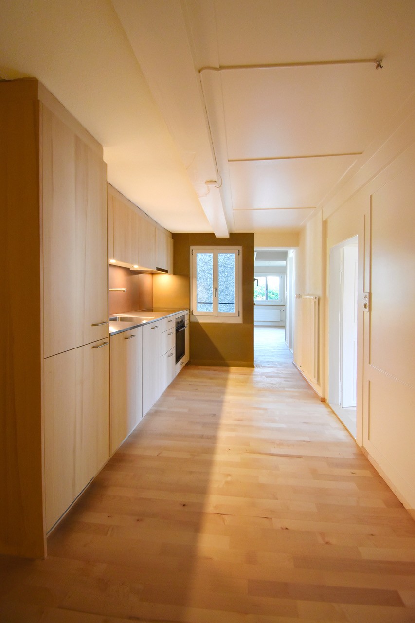 Appartement de 3 pièces

Vieille maison, rénovée écologiquement en 2026, cage d'escalier étroite et raide