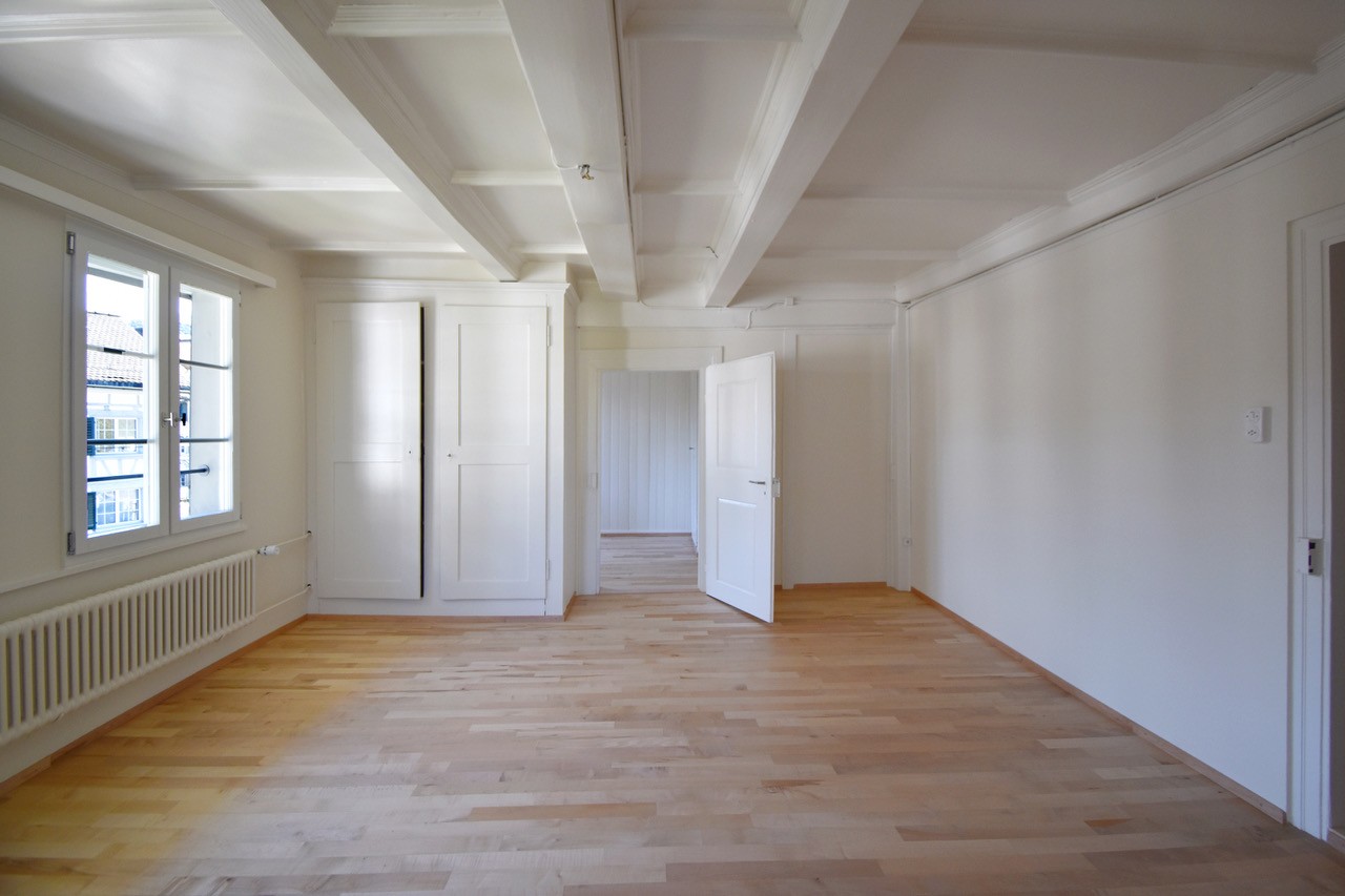 Appartement de 3 pièces

Vieille maison, rénovée écologiquement en 2026, cage d'escalier étroite et raide