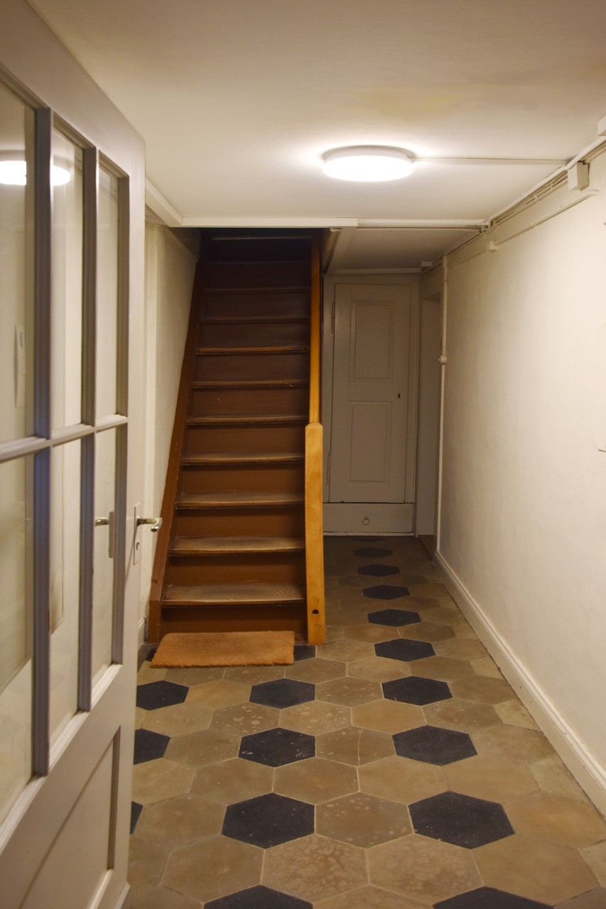 Appartement de 3 pièces

Vieille maison, rénovée écologiquement en 2026, cage d'escalier étroite et raide
