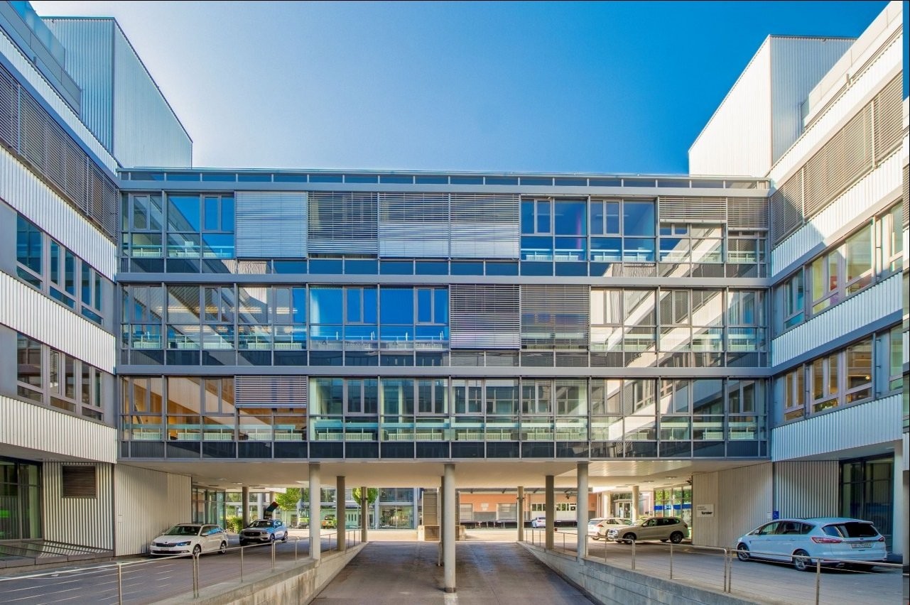 830m² office