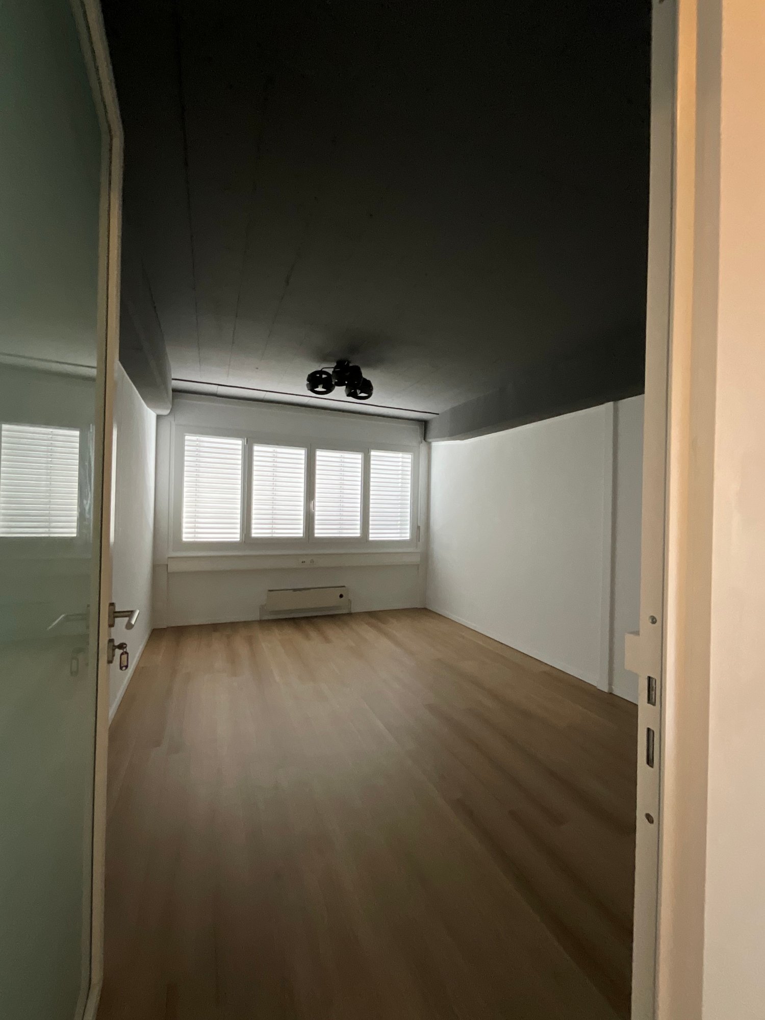 Büro

Gelegen in Préverenges 4, 1026 Denges, bietet diese geräumige Gewerbefläche von ca. 120 m² eine grosse, helle Fläche, ideal für Büros oder eine gewerbliche Tätigkeit.

Die Fläche profitiert von einer ausgezeichneten Erreichbarkeit dank direktem Zugang zum Warenlift, was Lieferungen und den Tra