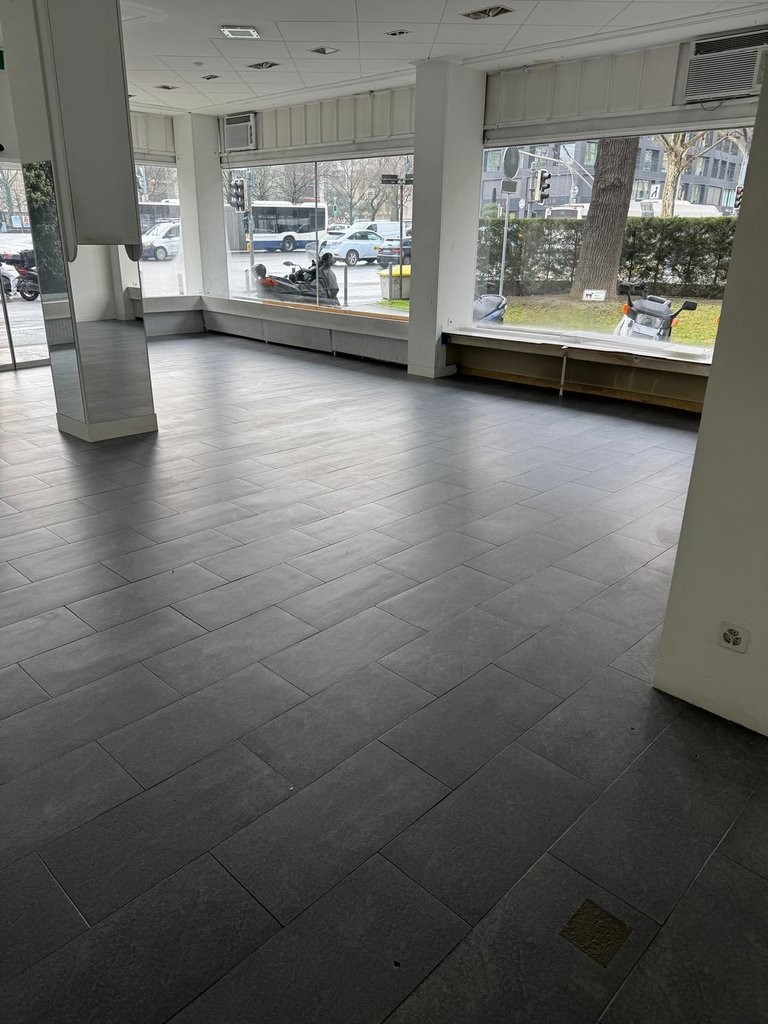 80m² shop
