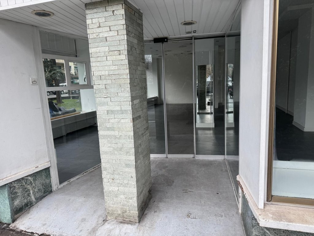 80m² shop