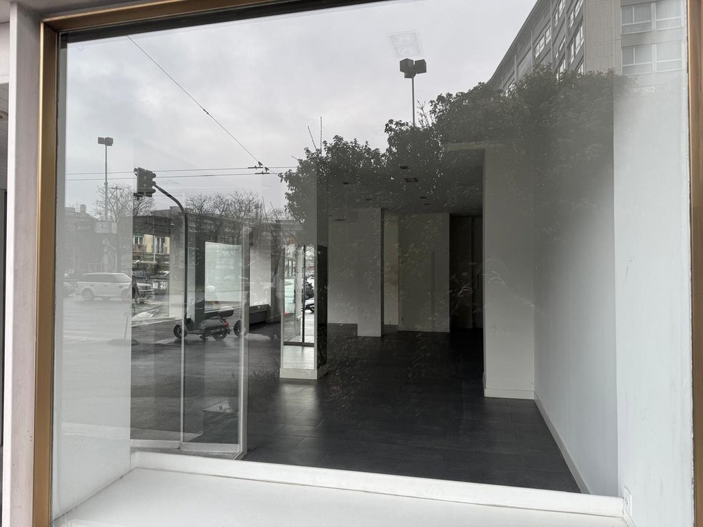 80m² shop