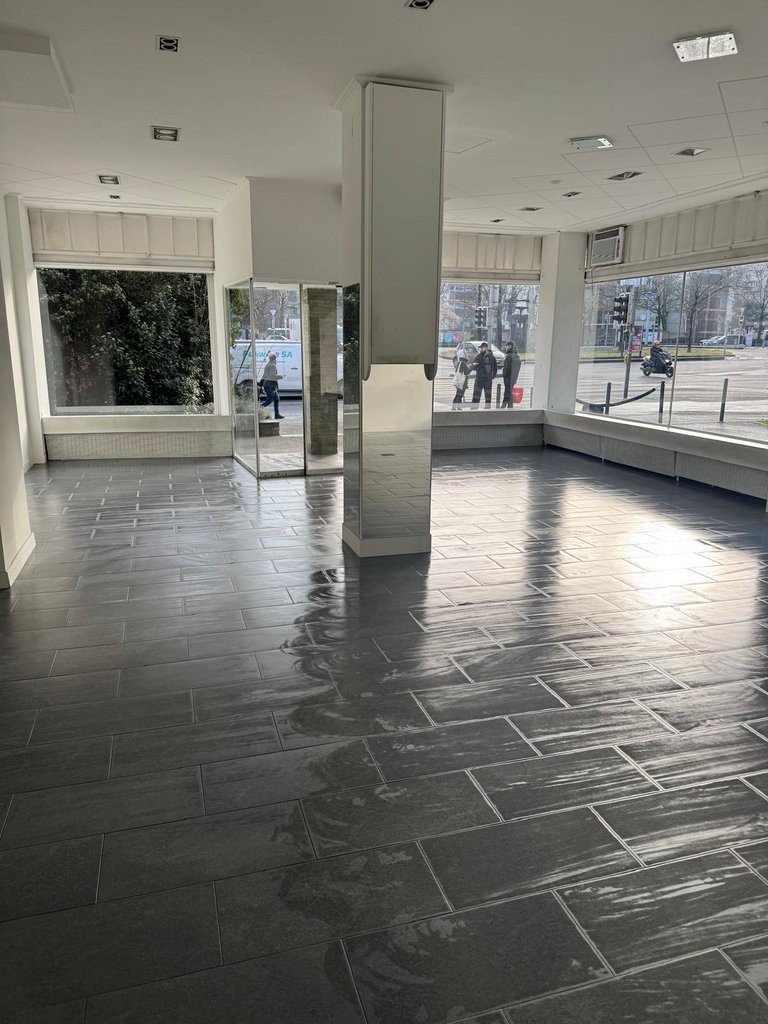 80m² shop