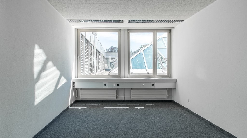 295m² office