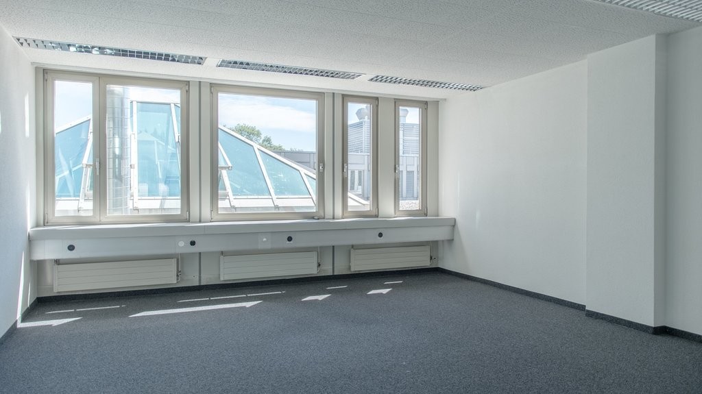 295m² office