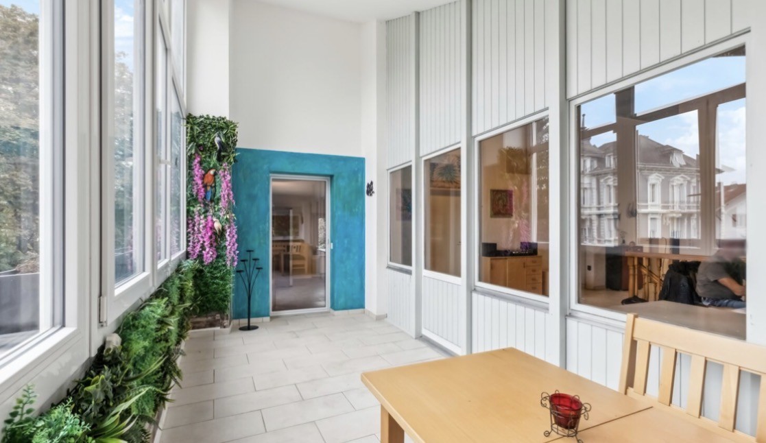 Bella casa con grande giardino
Questa casa è perfetta per gli amanti degli animali e della natura.
Superficie abitabile 185 m²
Superficie del terreno 1’162 m²
Prezzo di vendita 499'000.-
Valore assicurativo 615'000.-
1 Grande soggiorno con camino
1 Giardino d'inverno
Cucina moderna con isola cott