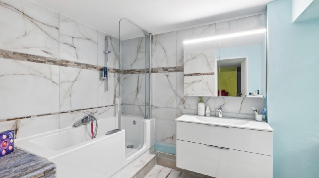 Bella casa con grande giardino
Questa casa è perfetta per gli amanti degli animali e della natura.
Superficie abitabile 185 m²
Superficie del terreno 1’162 m²
Prezzo di vendita 499'000.-
Valore assicurativo 615'000.-
1 Grande soggiorno con camino
1 Giardino d'inverno
Cucina moderna con isola cott