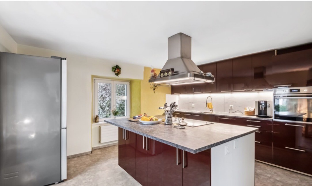 Bella casa con grande giardino
Questa casa è perfetta per gli amanti degli animali e della natura.
Superficie abitabile 185 m²
Superficie del terreno 1’162 m²
Prezzo di vendita 499'000.-
Valore assicurativo 615'000.-
1 Grande soggiorno con camino
1 Giardino d'inverno
Cucina moderna con isola cott
