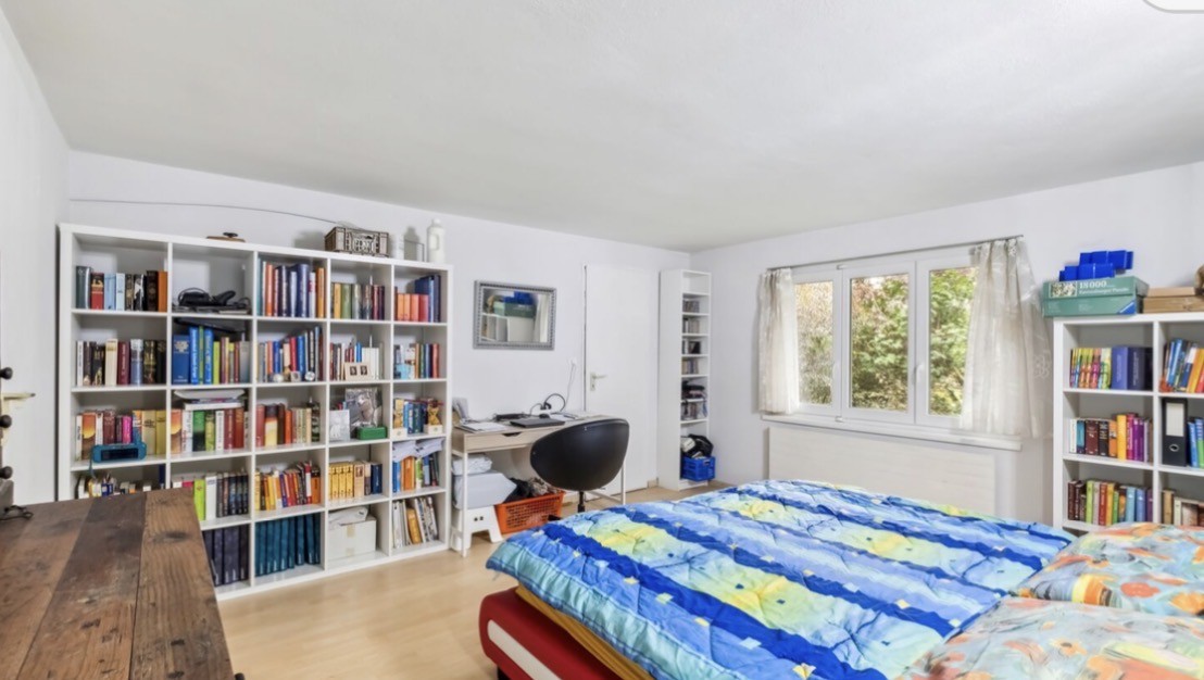 Bella casa con grande giardino
Questa casa è perfetta per gli amanti degli animali e della natura.
Superficie abitabile 185 m²
Superficie del terreno 1’162 m²
Prezzo di vendita 499'000.-
Valore assicurativo 615'000.-
1 Grande soggiorno con camino
1 Giardino d'inverno
Cucina moderna con isola cott