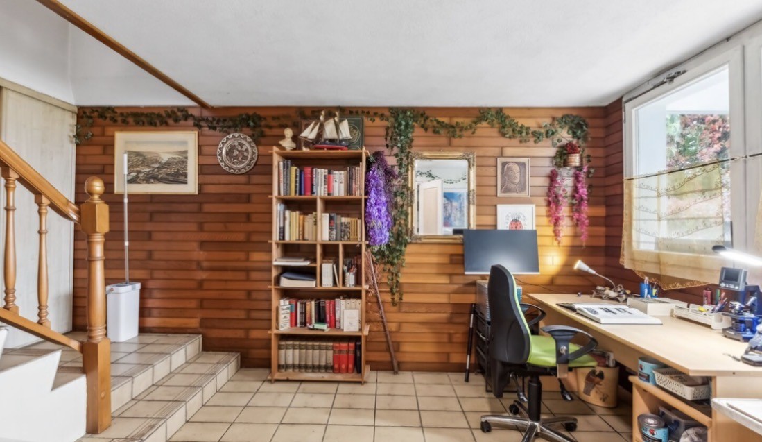 Bella casa con grande giardino
Questa casa è perfetta per gli amanti degli animali e della natura.
Superficie abitabile 185 m²
Superficie del terreno 1’162 m²
Prezzo di vendita 499'000.-
Valore assicurativo 615'000.-
1 Grande soggiorno con camino
1 Giardino d'inverno
Cucina moderna con isola cott
