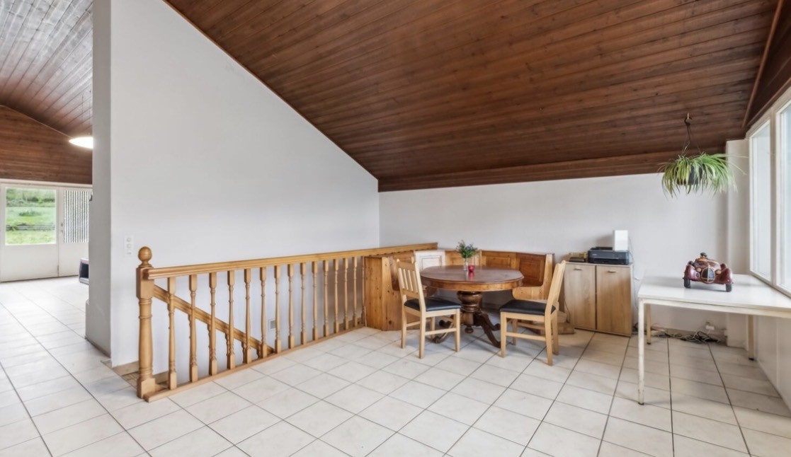 Bella casa con grande giardino
Questa casa è perfetta per gli amanti degli animali e della natura.
Superficie abitabile 185 m²
Superficie del terreno 1’162 m²
Prezzo di vendita 499'000.-
Valore assicurativo 615'000.-
1 Grande soggiorno con camino
1 Giardino d'inverno
Cucina moderna con isola cott