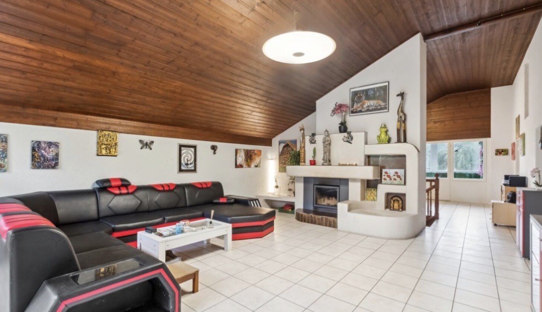 Bella casa con grande giardino
Questa casa è perfetta per gli amanti degli animali e della natura.
Superficie abitabile 185 m²
Superficie del terreno 1’162 m²
Prezzo di vendita 499'000.-
Valore assicurativo 615'000.-
1 Grande soggiorno con camino
1 Giardino d'inverno
Cucina moderna con isola cott