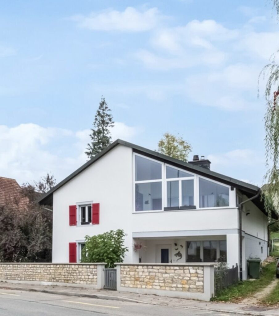 Bella casa con grande giardino
Questa casa è perfetta per gli amanti degli animali e della natura.
Superficie abitabile 185 m²
Superficie del terreno 1’162 m²
Prezzo di vendita 499'000.-
Valore assicurativo 615'000.-
1 Grande soggiorno con camino
1 Giardino d'inverno
Cucina moderna con isola cott