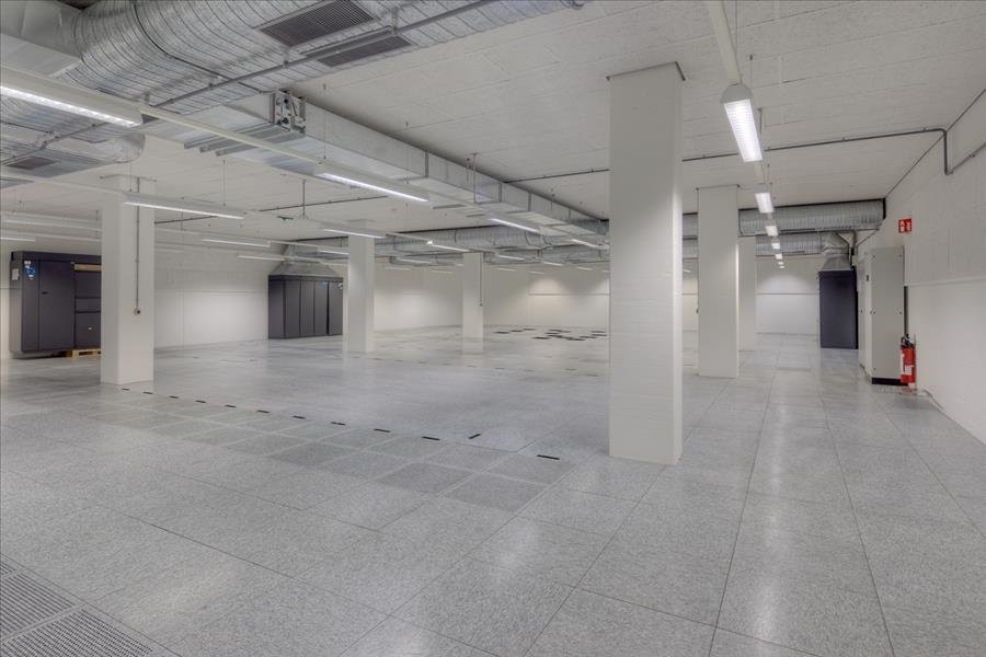 917m² storage room
