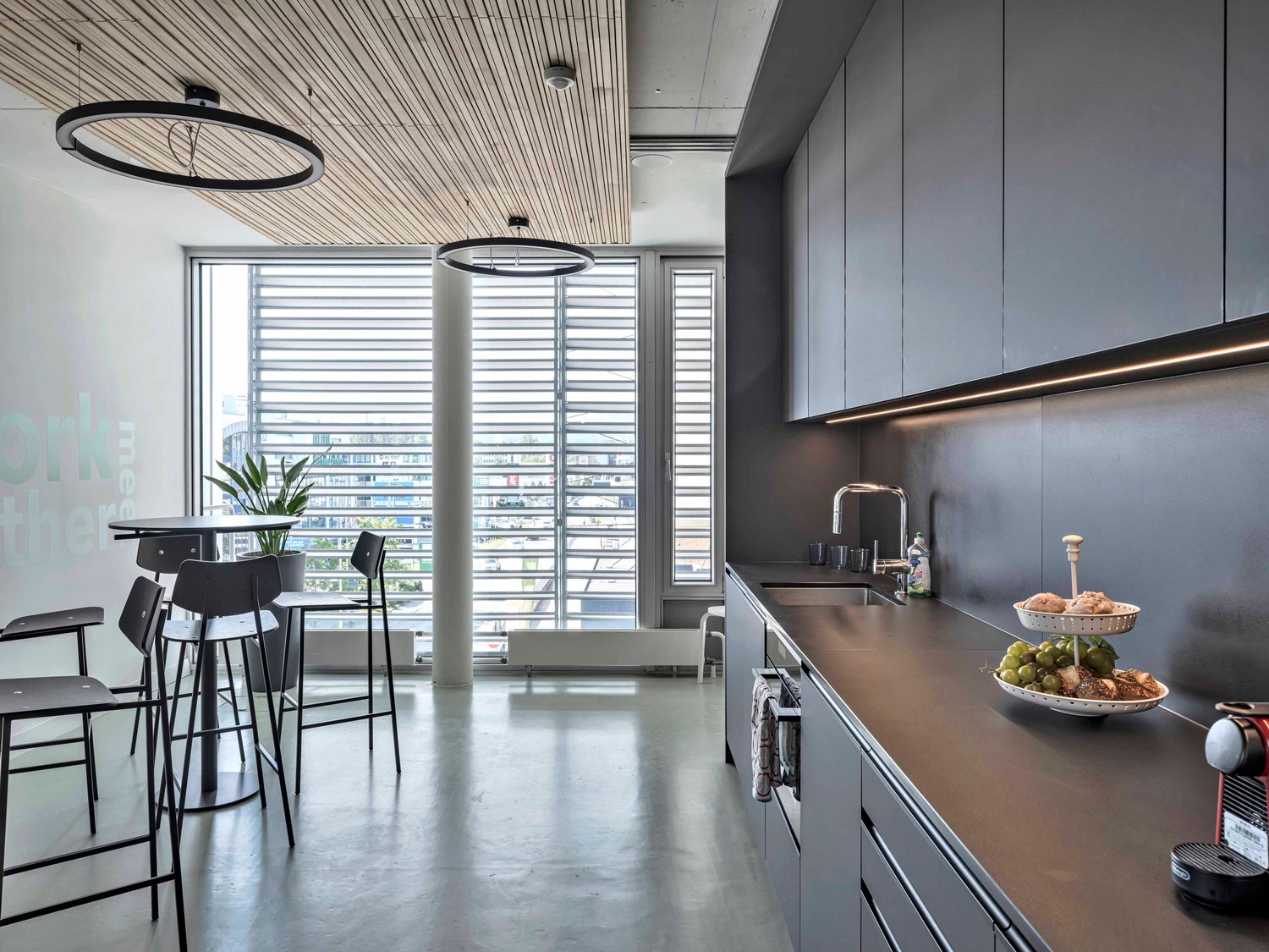 1424m² office