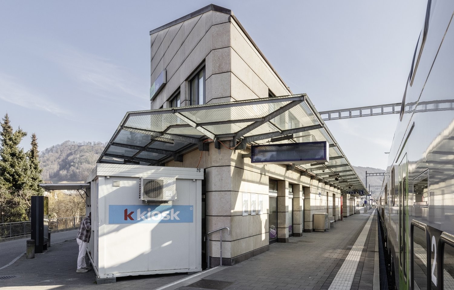 375m² office