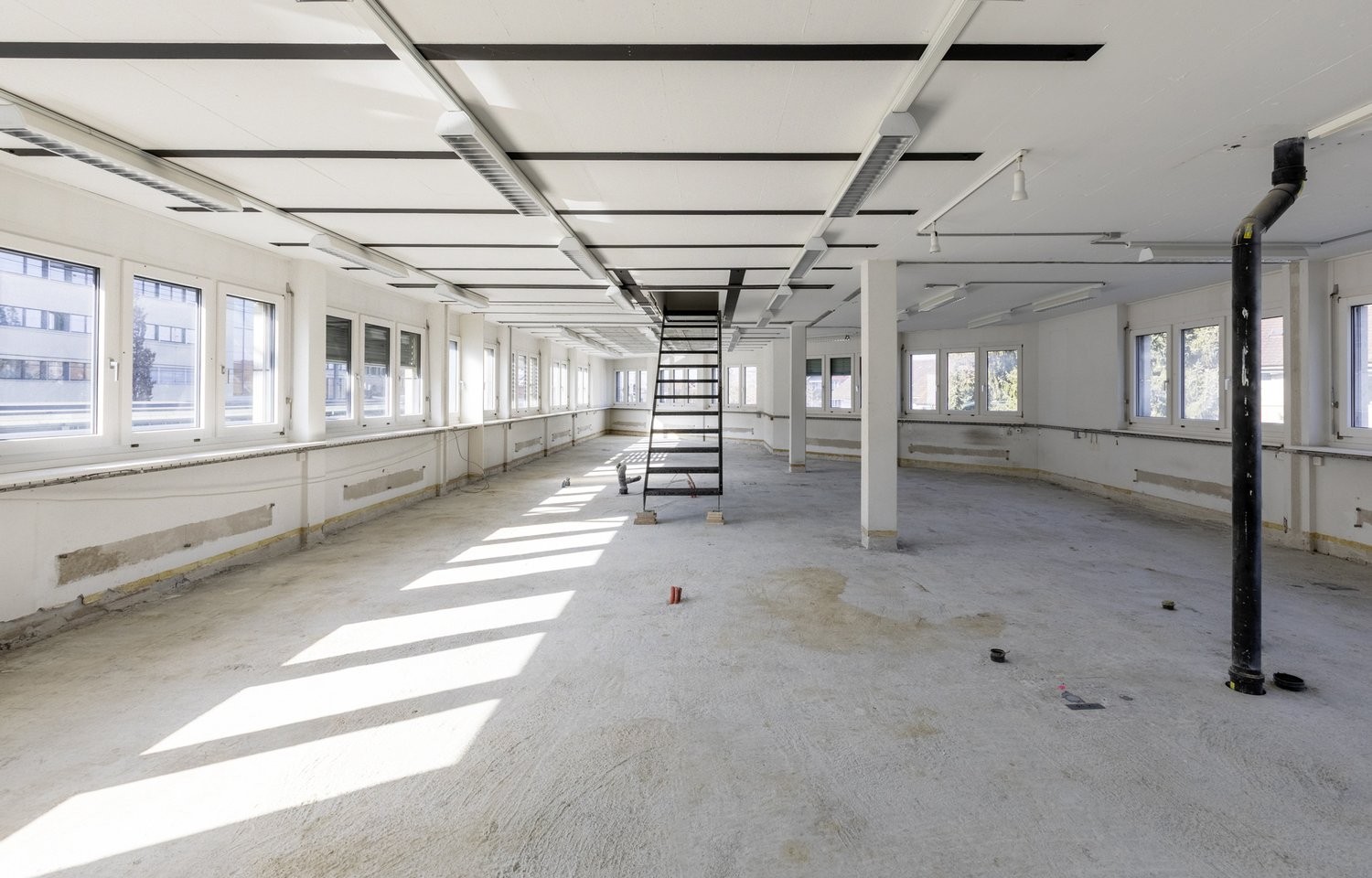 375m² office