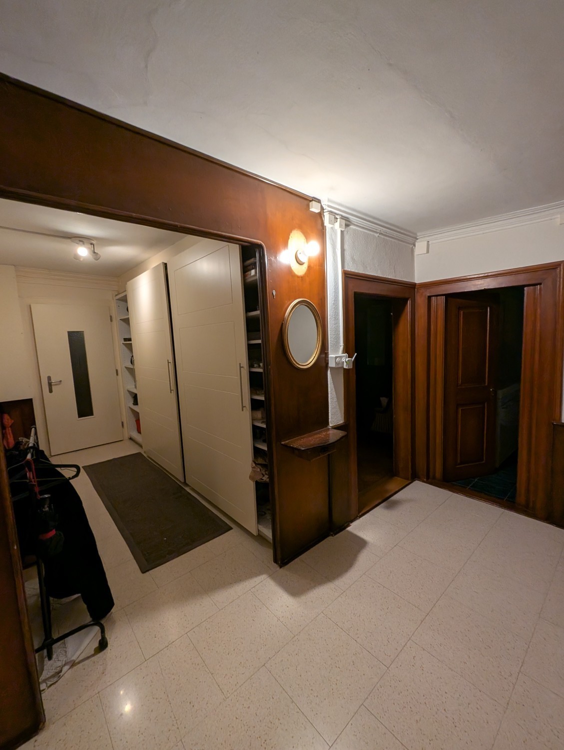 Zimmer in einer WG

DEUTSCH (englisch below)
Ab dem 06. Sept. wird ein Zimmer in einer WG frei. Der Einzugstermin kann vereinbart werden.

Du teilst dir die sehr gemütliche Wohnung mit 3 anderen Personen zwischen 23 und 30 Jahren: Elena, Pablo und Renata.
Das Badezimmer ist gemeinschaftlich.

Du pro