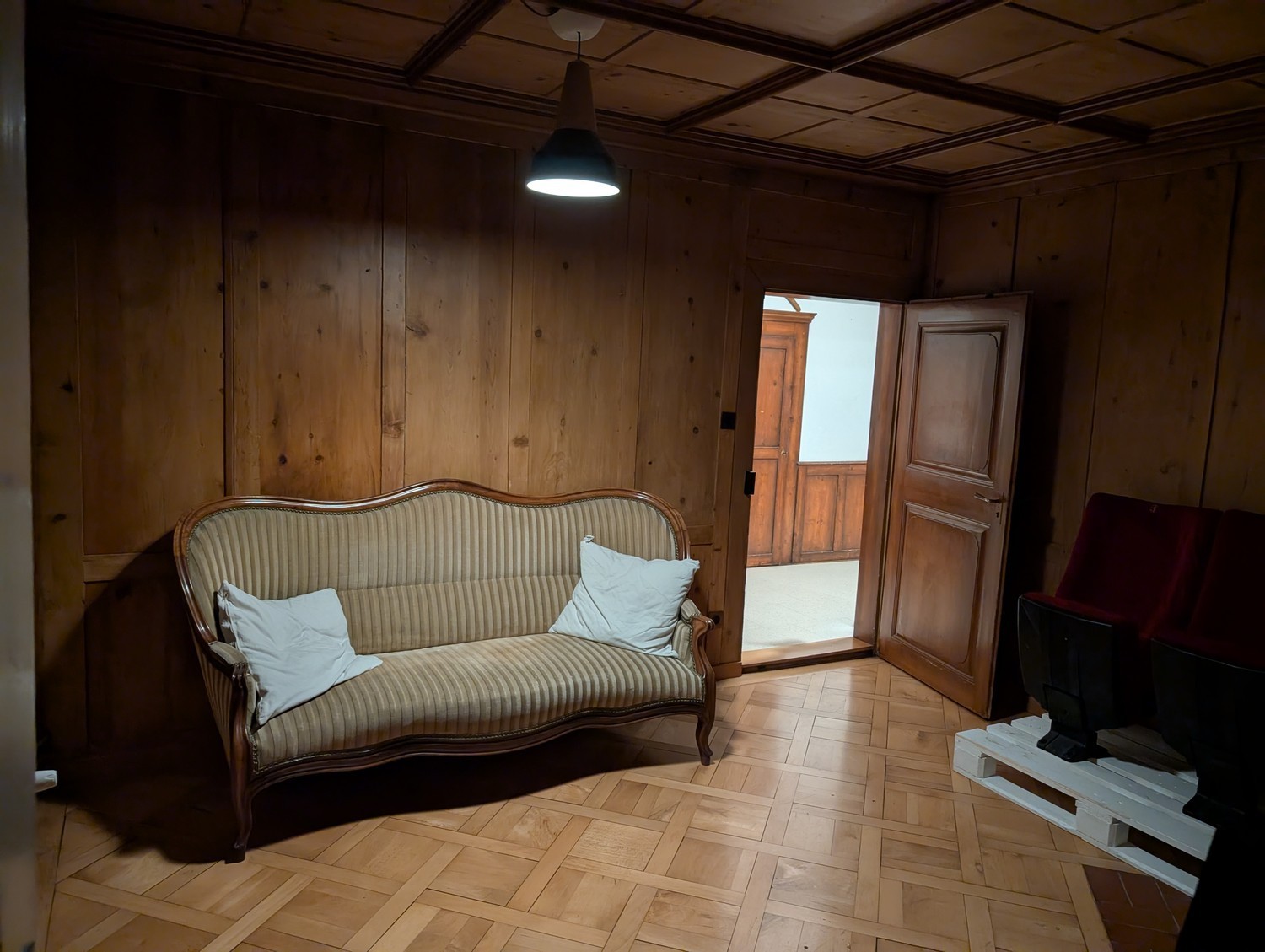 Zimmer in einer WG

DEUTSCH (englisch below)
Ab dem 06. Sept. wird ein Zimmer in einer WG frei. Der Einzugstermin kann vereinbart werden.

Du teilst dir die sehr gemütliche Wohnung mit 3 anderen Personen zwischen 23 und 30 Jahren: Elena, Pablo und Renata.
Das Badezimmer ist gemeinschaftlich.

Du pro