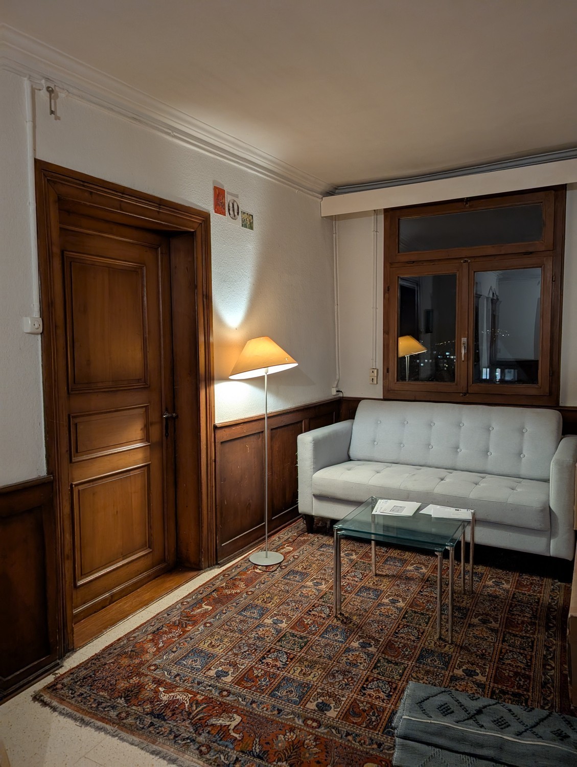 Zimmer in einer WG

DEUTSCH (englisch below)
Ab dem 06. Sept. wird ein Zimmer in einer WG frei. Der Einzugstermin kann vereinbart werden.

Du teilst dir die sehr gemütliche Wohnung mit 3 anderen Personen zwischen 23 und 30 Jahren: Elena, Pablo und Renata.
Das Badezimmer ist gemeinschaftlich.

Du pro