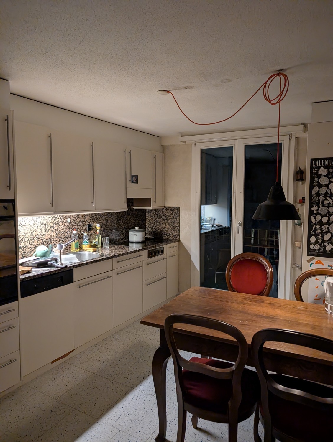 Zimmer in einer WG

DEUTSCH (englisch below)
Ab dem 06. Sept. wird ein Zimmer in einer WG frei. Der Einzugstermin kann vereinbart werden.

Du teilst dir die sehr gemütliche Wohnung mit 3 anderen Personen zwischen 23 und 30 Jahren: Elena, Pablo und Renata.
Das Badezimmer ist gemeinschaftlich.

Du pro