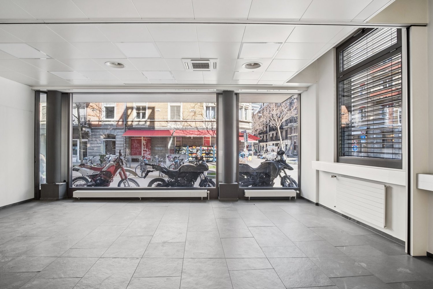 381m² commerciale