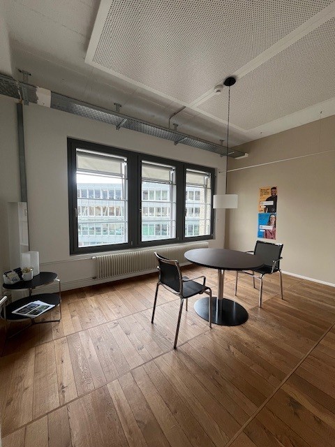 100m² office