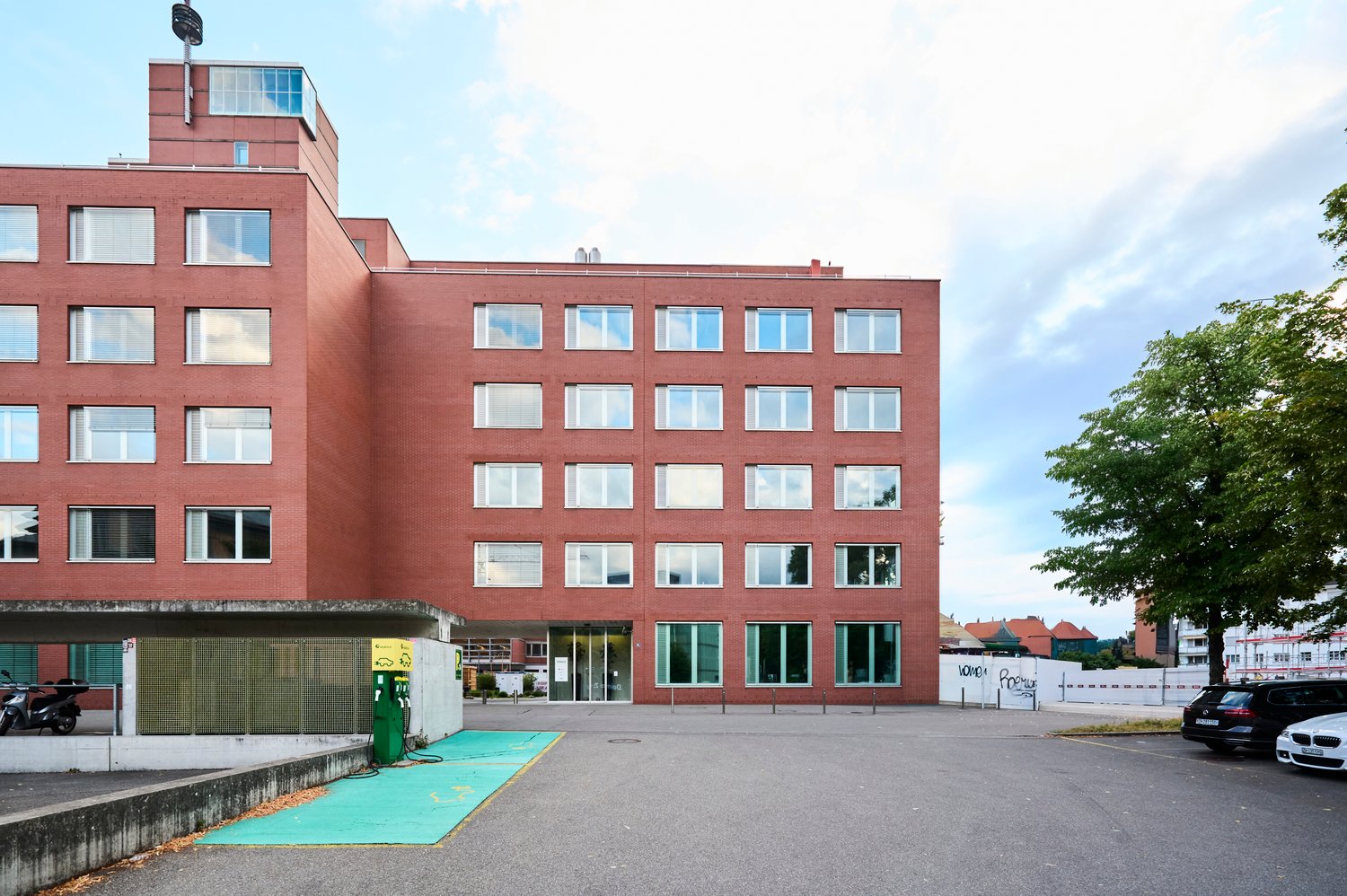 662m² shop
