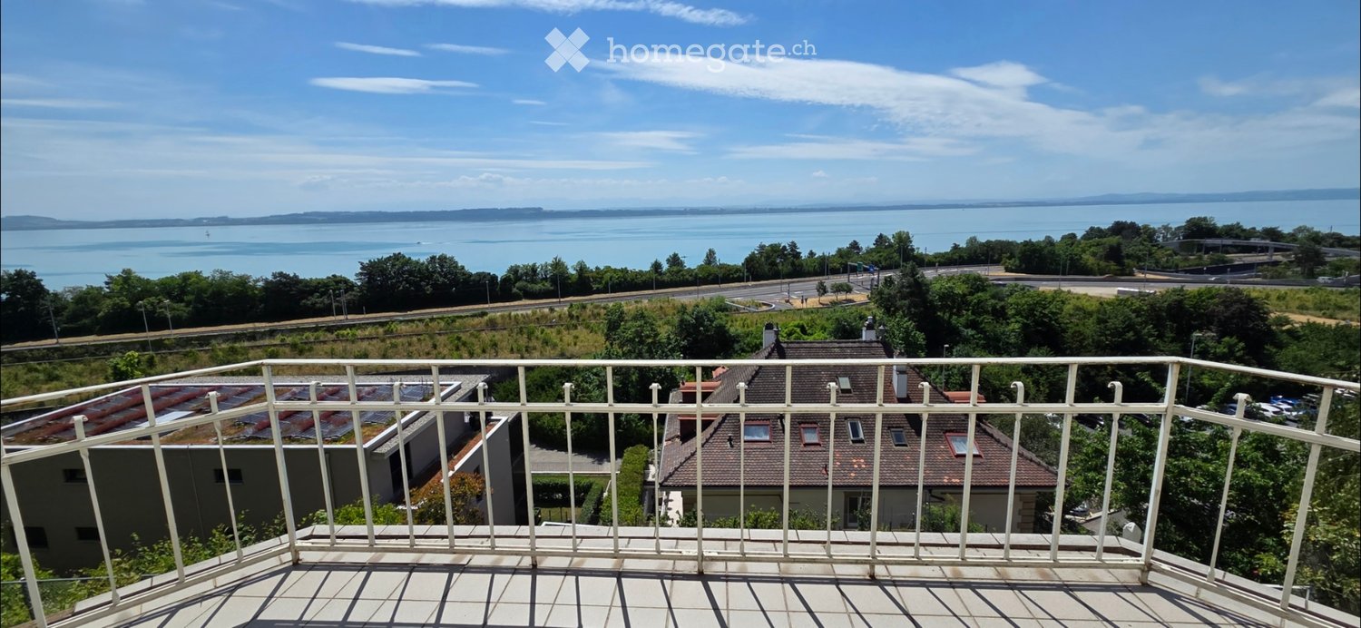 3 ½ Zimmer-Wohnung

3 ½ Zimmer-Wohnung mit 80m2 an der rue de Port-Roulant 15 im 1. Stock. Frei ab sofort. Küche mit Backofen, Mikrowelle und Geschirrspüler, grosser Balkon mit Aussicht, 2 Schlafzimmer mit Parkett und Wohnzimmer, Badewanne, separates WC, Keller, Waschküche, Veloraum und Bushaltestel