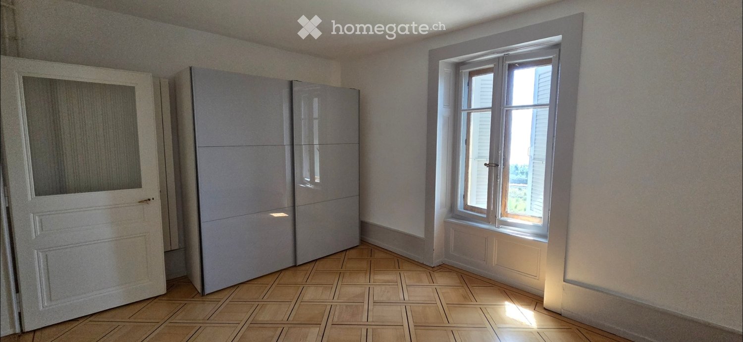 3 ½ Zimmer-Wohnung

3 ½ Zimmer-Wohnung mit 80m2 an der rue de Port-Roulant 15 im 1. Stock. Frei ab sofort. Küche mit Backofen, Mikrowelle und Geschirrspüler, grosser Balkon mit Aussicht, 2 Schlafzimmer mit Parkett und Wohnzimmer, Badewanne, separates WC, Keller, Waschküche, Veloraum und Bushaltestel