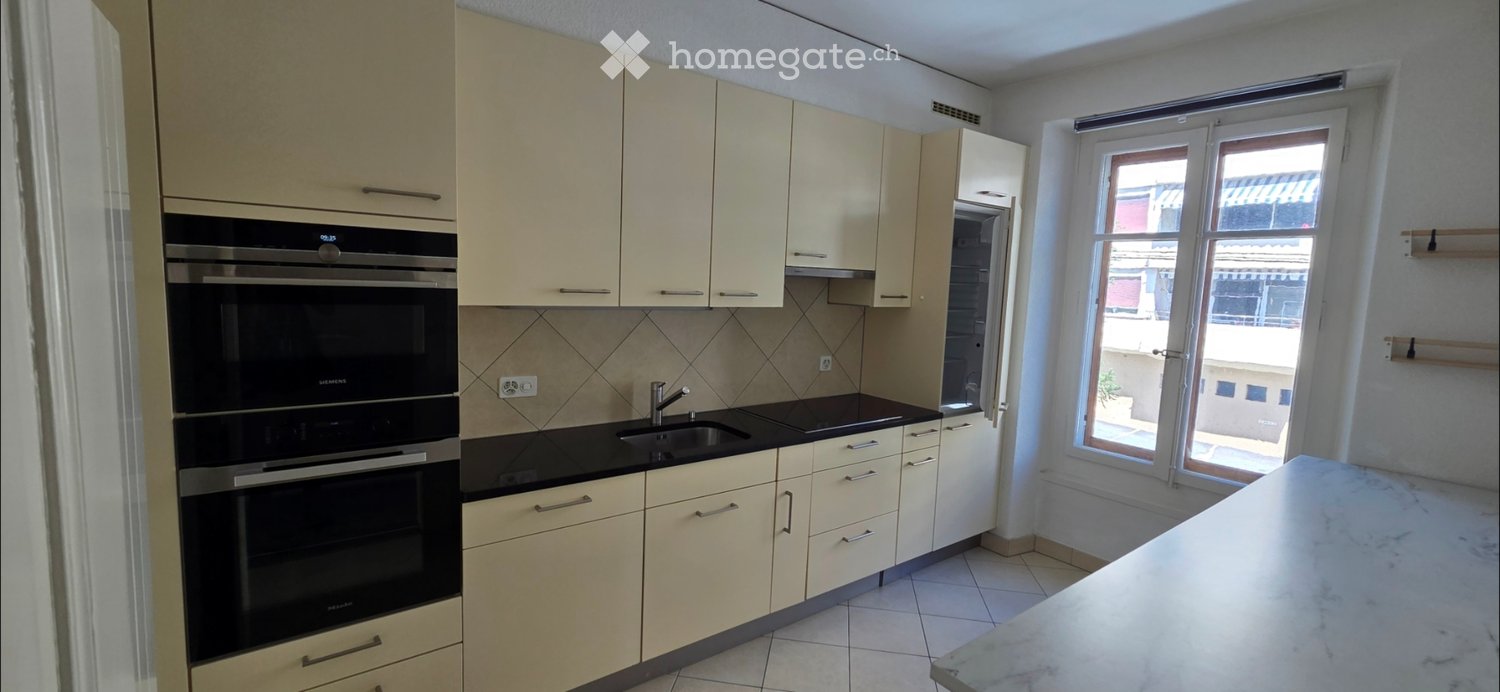 3 ½ Zimmer-Wohnung

3 ½ Zimmer-Wohnung mit 80m2 an der rue de Port-Roulant 15 im 1. Stock. Frei ab sofort. Küche mit Backofen, Mikrowelle und Geschirrspüler, grosser Balkon mit Aussicht, 2 Schlafzimmer mit Parkett und Wohnzimmer, Badewanne, separates WC, Keller, Waschküche, Veloraum und Bushaltestel