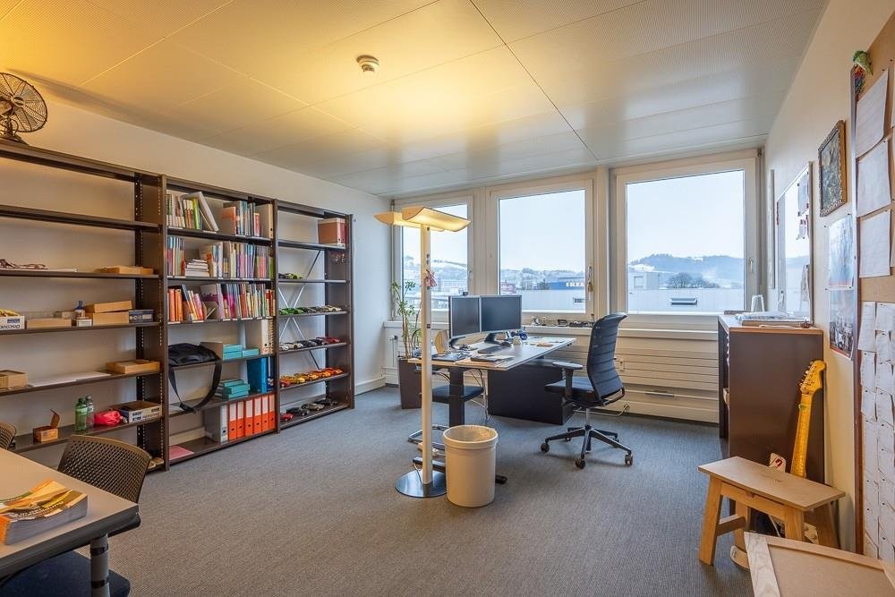 303m² office
