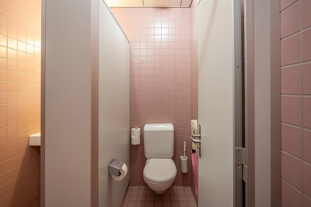 303m² office