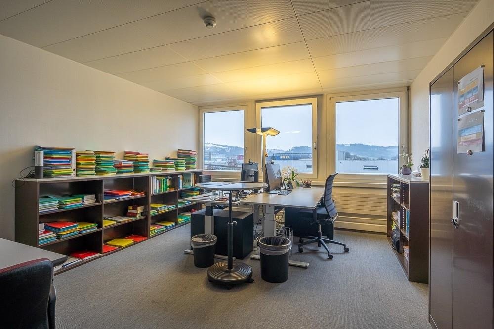 303m² office