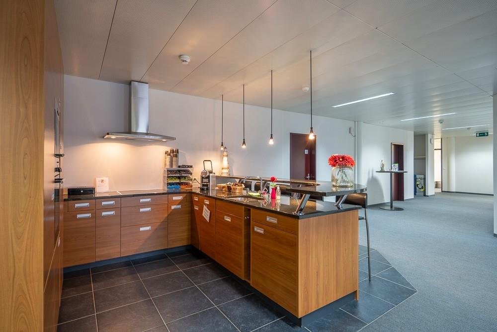 303m² office