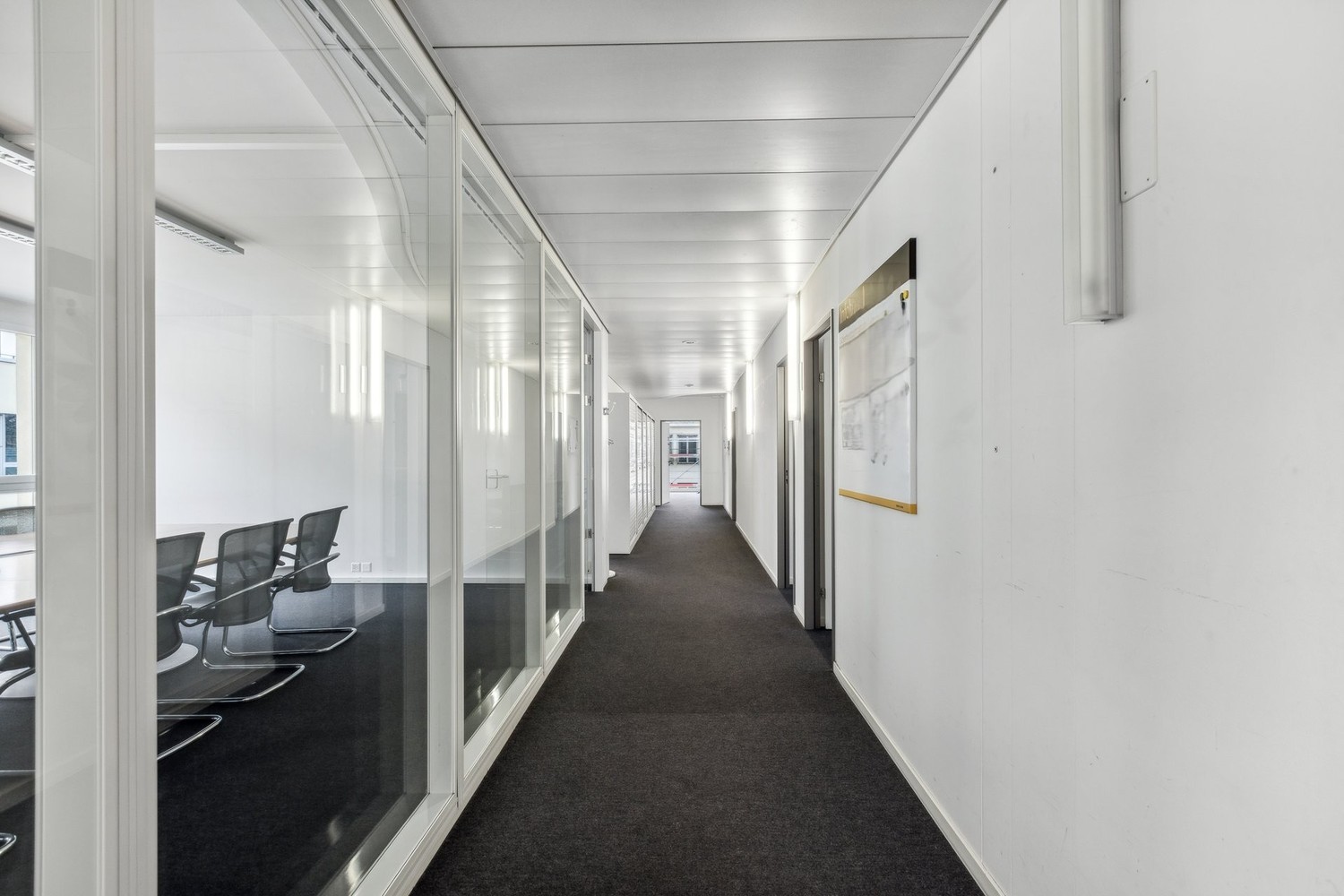 827m² office