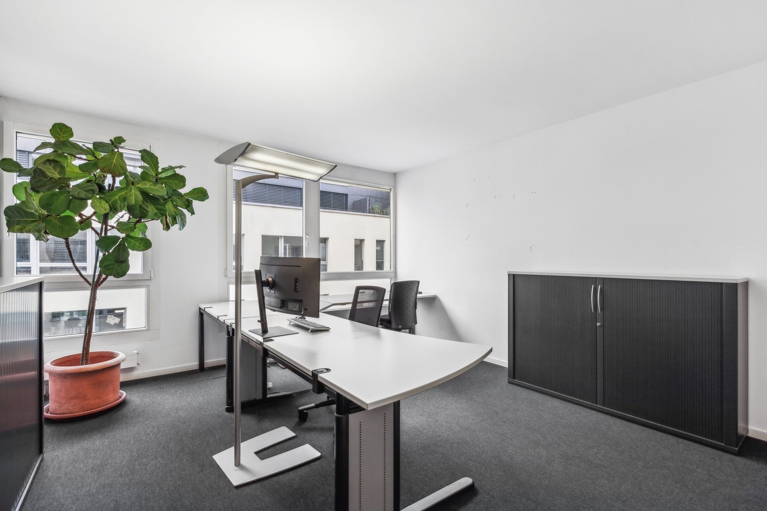 827m² office