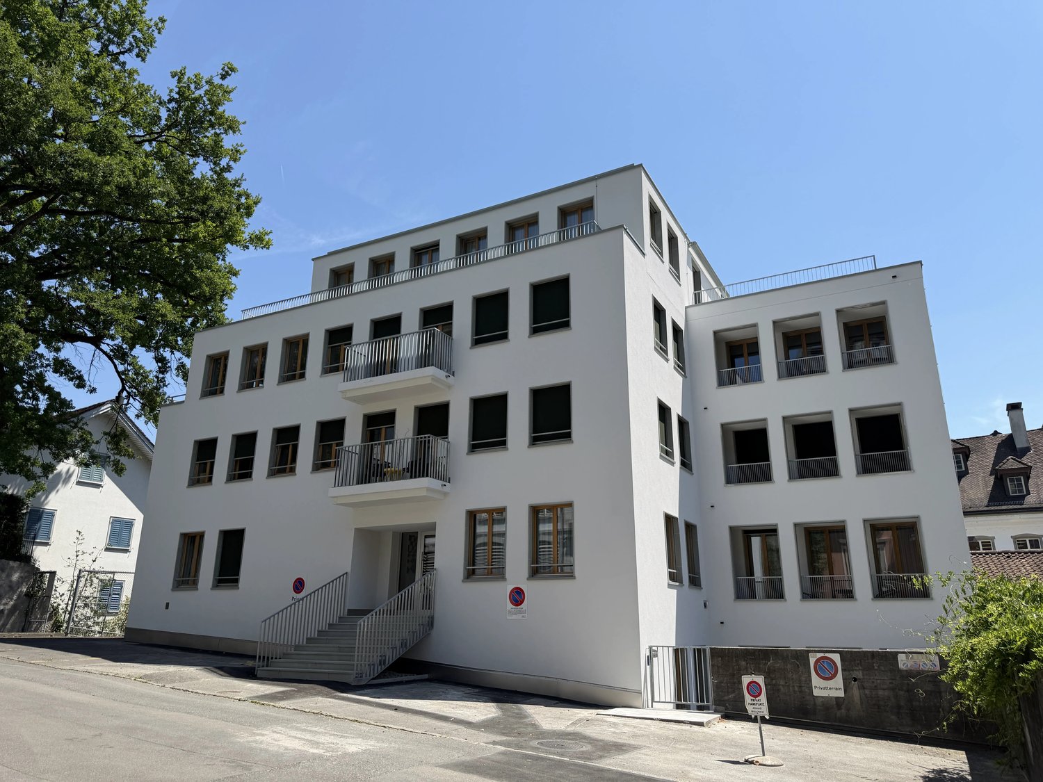 1017m² shop